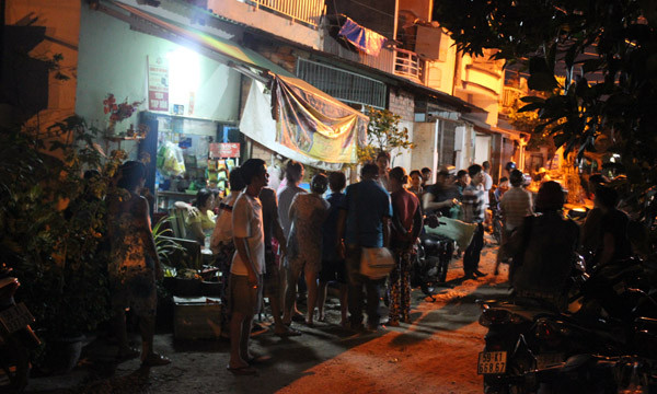 Người dân bán tán xôn xao trước căn nhà nơi xảy ra vụ việc