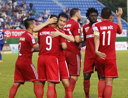 B.Bình Dương đánh bại Hà Nội T&T