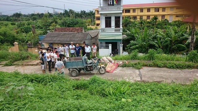 Chiếc xe 3 bánh là phương tiện đã bị cấm lưu thông, bị lật từ trên bờ đê xuống đường dưới chân đê, gây vụ tai nạn đau lòng.
