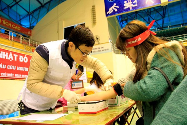 Hàng trăm đoàn viên, thanh niên Bắc Ninh hiến máu vào sáng ngày 1/2. Ảnh: Trường Phong. 
