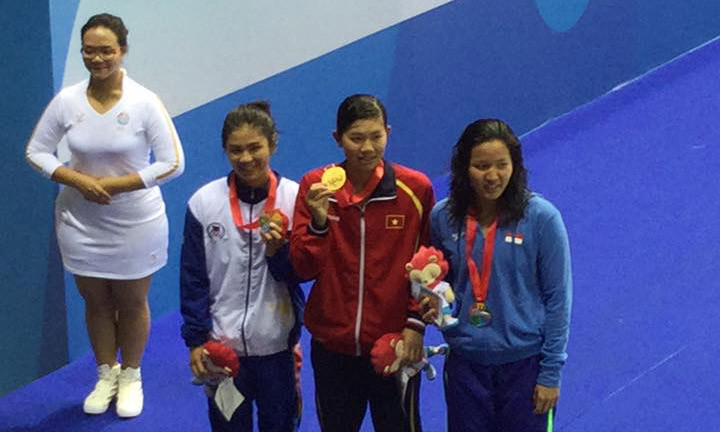 Ánh Viên (áo đỏ) đã có 4 HCV ở SEA Games 28.