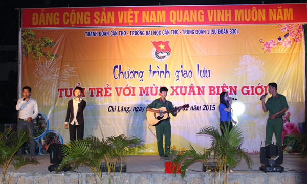 Chương trình giao lưu văn nghệ của tuổi trẻ Cần Thơ với các cán bộ, chiến sĩ Trung đoàn 1.