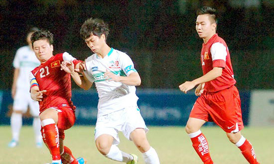 Công Phượng (giữa) đang được mọi người kỳ vọng ở V-League 2015. 