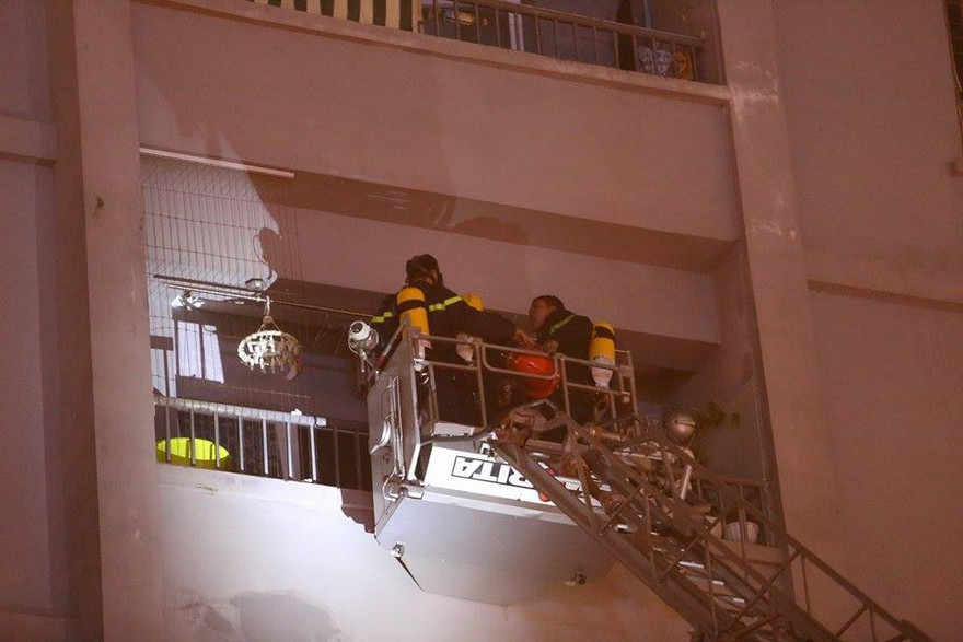 Bắc thang cứu người mắc kẹt ở chung cư cháy lớn