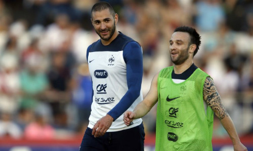 Benzema (trái) và Valbuena trong một buổi tập của đội tuyển Pháp. Ảnh: AFP. 