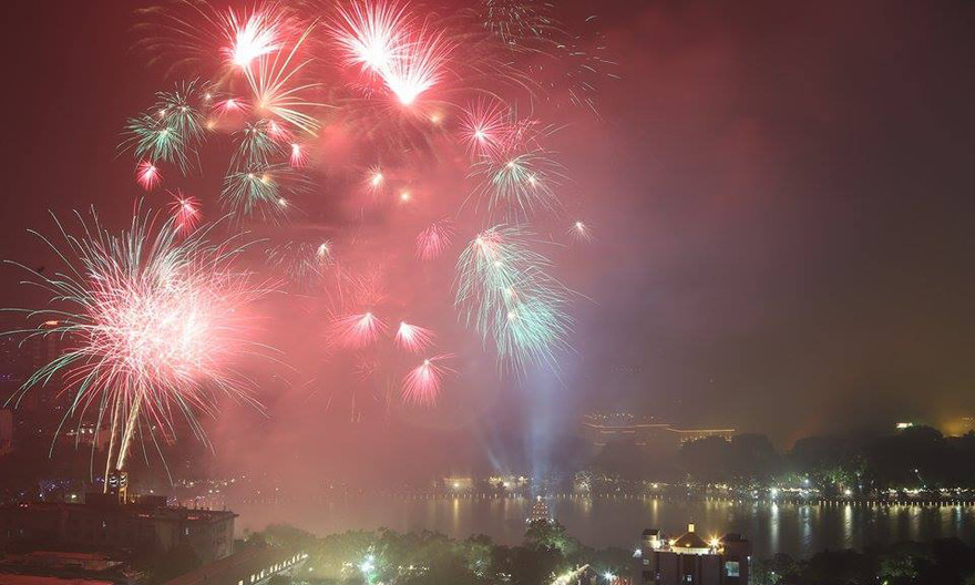 Pháo hoa rực sáng trên bầu trời Hồ Hoàn Kiếm (Hà Nội). Ảnh: Như Ý.