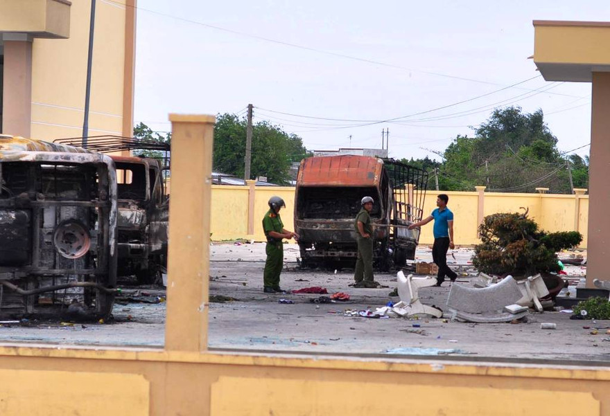 Lực lượng chức năng khám nghiệm hiện trường, điều tra vụ việc.