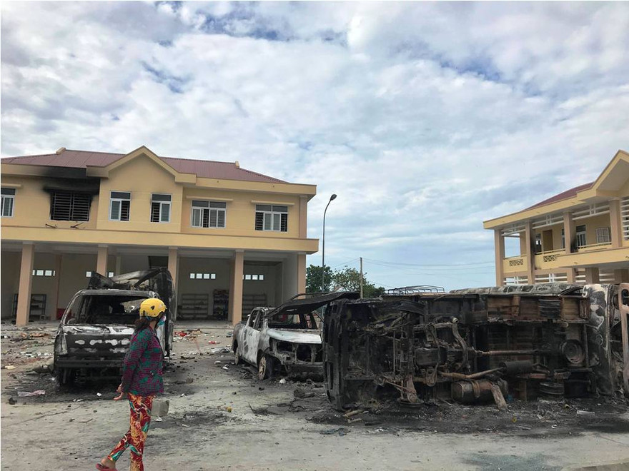 Nhiều xe ô tô trong trụ sở cảnh sát PCCC bị các đối tượng quá khích đốt ngày 11/6.