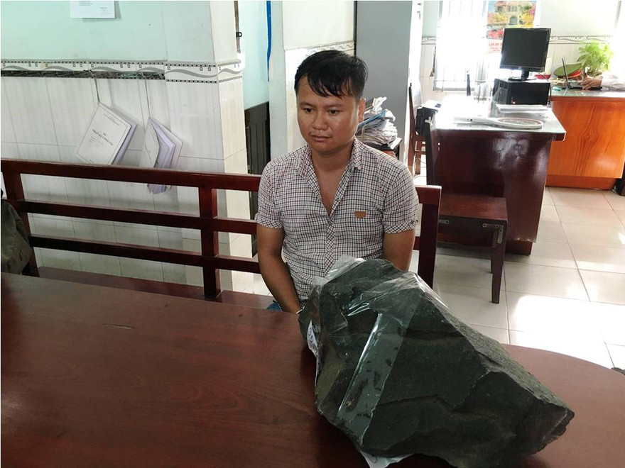 Trụ và viên đá nặng 30kg dùng để tấn công cảnh sát cơ động.