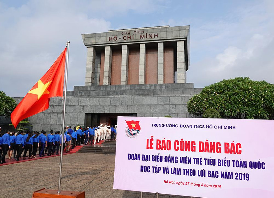 Đảng viên trẻ tiêu biểu toàn quốc báo công dâng Bác