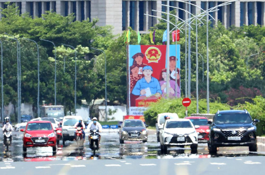 Mặt đường ở Thủ đô nóng hơn 55 độ C xuất hiện ảo ảnh giữa trưa