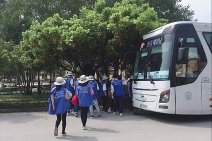 Công nhân sử dụng 1 phương tiện giao thông để phòng chống COVID-19.