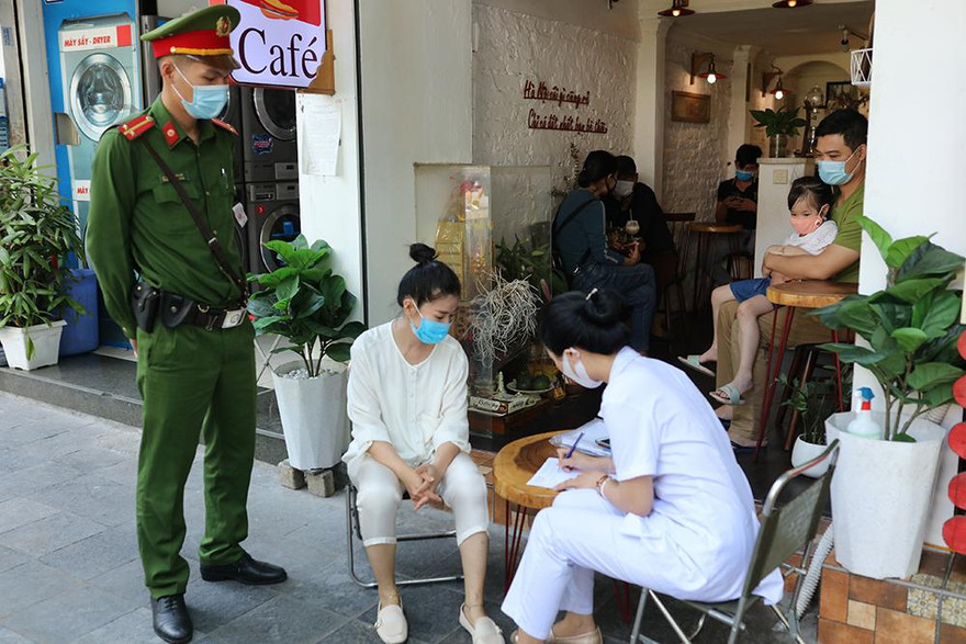 Phạt 2 triệu đồng chủ quán không đeo khẩu trang khi bán hàng