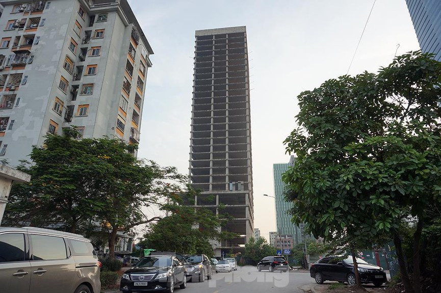 Dự án văn phòng Vicem Tower được cấp phép năm 2011 và dự kiến hoàn thành 3 năm sau đó với số vốn ban đầu là 1.952 tỷ đồng, nay số vốn đầu tư đã tăng lên 2.743 tỷ đồng (tăng thêm gần 800 tỷ đồng so với ban đầu).