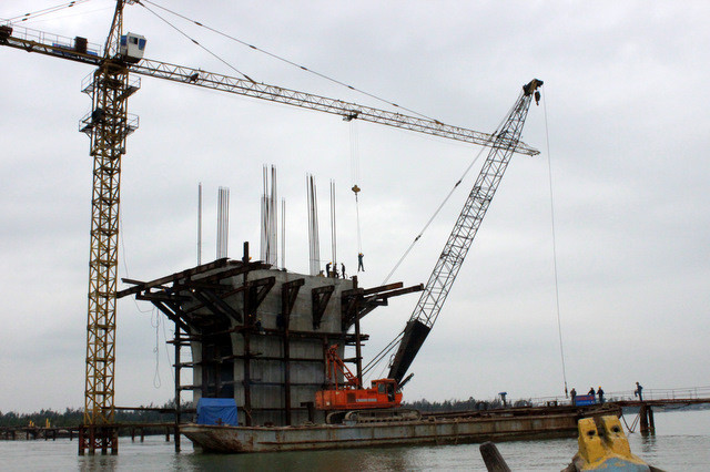 Công trường thi công cầu Cửa Đại do Cienco 5 đảm nhận