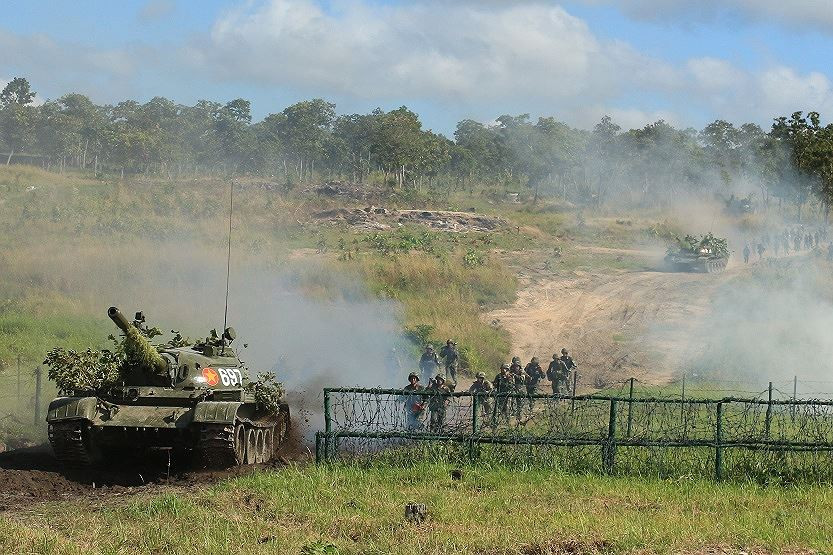 Xe tăng dẫn bộ binh xung phong đánh chiếm trận địa địch trong cuộc diễn tập