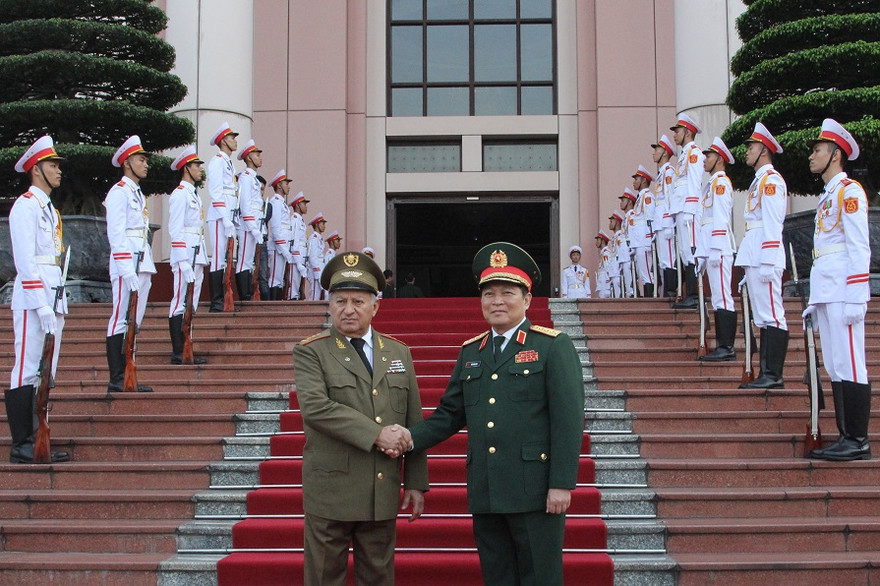 Bộ trưởng Ngô Xuân Lịch và Bộ trưởng Leopoldo Cintra Frías trước khi bước vào hội đàm cấp cao, sáng 26/11