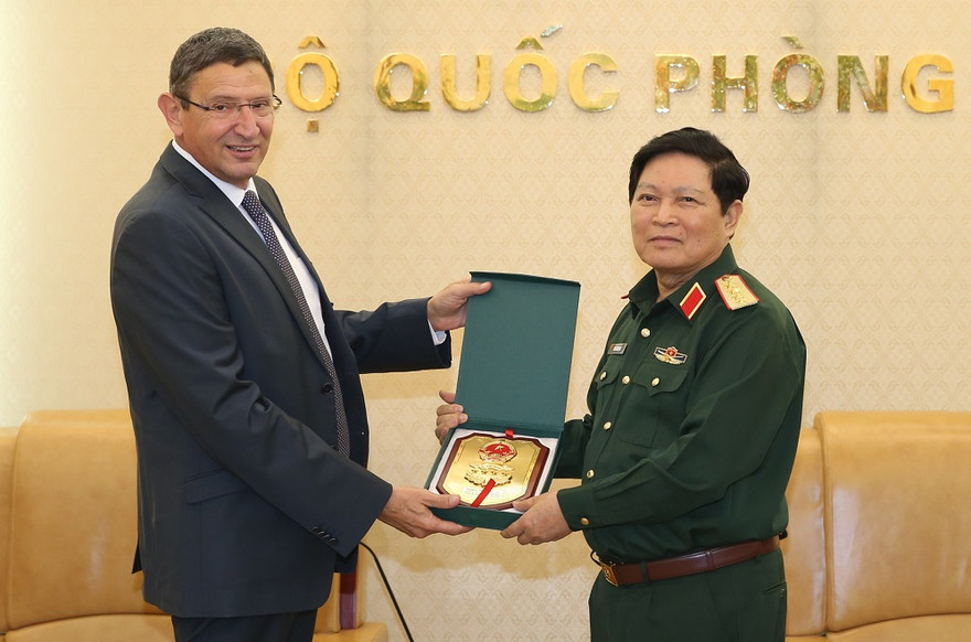 Đại tướng Ngô Xuân Lịch và Thiếu tướng Udi Adam tại trụ sở Bộ Quốc phòng, chiều 8/10