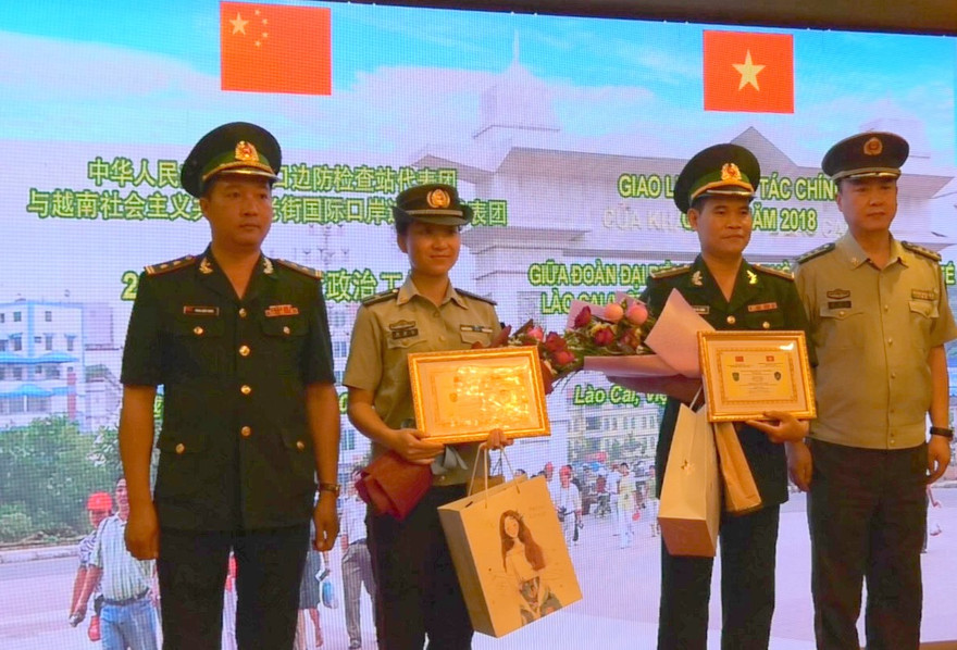 Trao danh hiệu Sứ giả hữu nghị cho cán bộ hai bên Đồn - Trạm