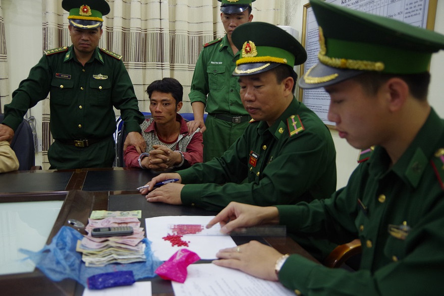 Cán bộ Đồn Biên phòng Bản Lầu kiểm đếm số ma túy bị bắt giữ
