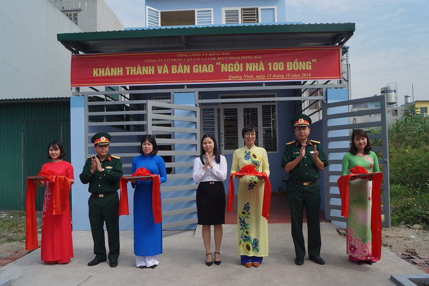 Đại diện Tổng Công ty Đông Bắc, Công ty CP Vận tải và Chế biến than Đông Bắc và địa phương cắt băng khánh thành Ngôi nhà 100 đồng tặng gia đình anh Dũng 