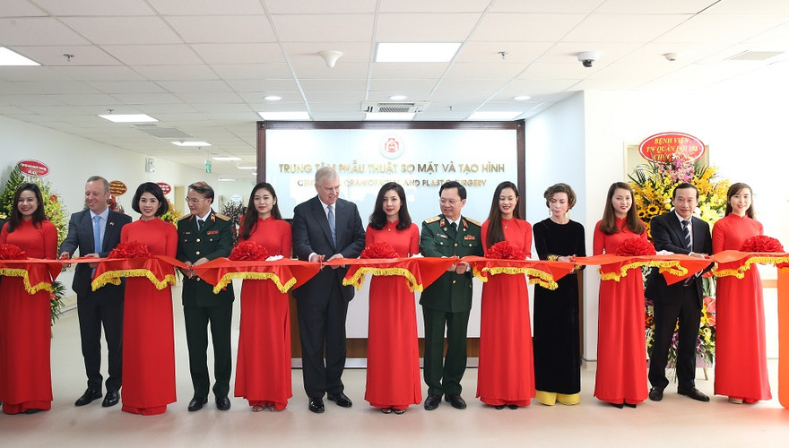 Cắt băng khánh thành trung tâm