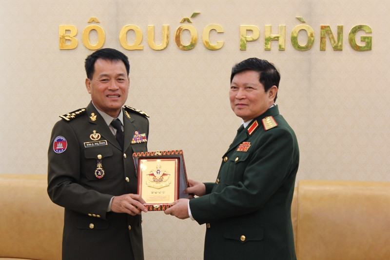 Đại tướng Ngô Xuân Lịch và Đại tướng Vong Pisen đã hội kiến tại trụ sở Bộ Quốc phòng, sáng 30/10