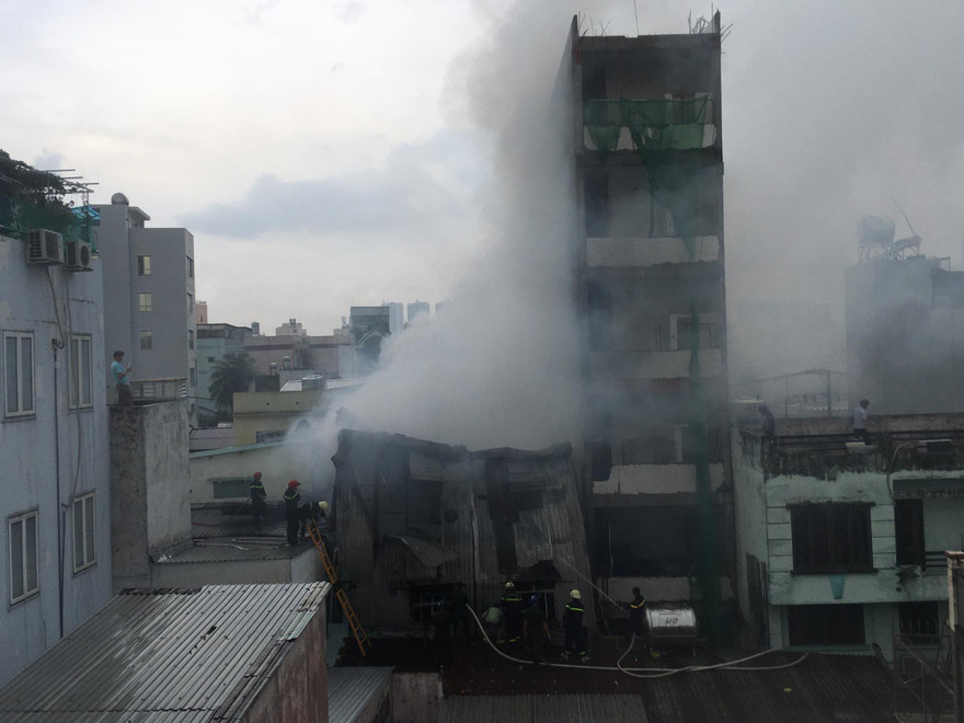 Khói lửa bốc lên nghi ngút.