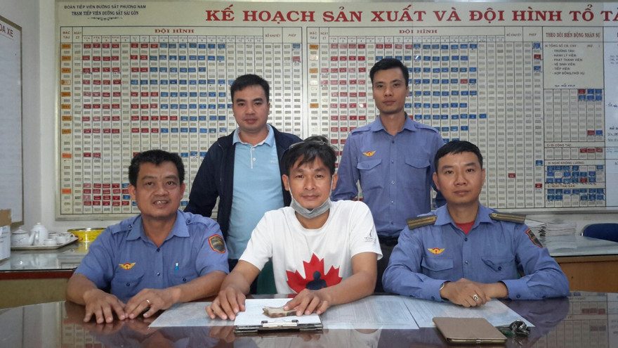 Đoàn tiếp viên trả lại tiền cho hành khách để quên.