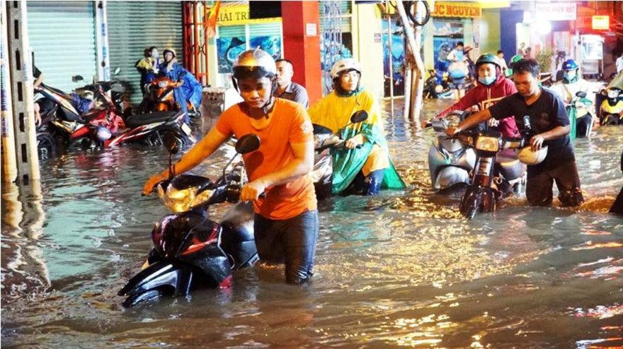 Nhiều khu vực ở TPHCM bị ngập do mưa và triều cường.