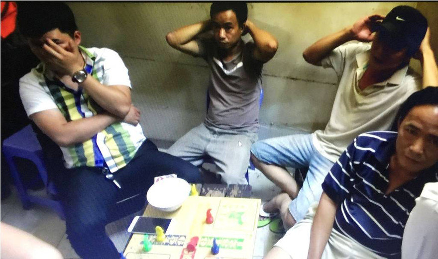 Ngoài cá độ bóng đá, chủ quán cà phê còn tổ chức chơi cờ cá ngựa để thu tiền xâu.