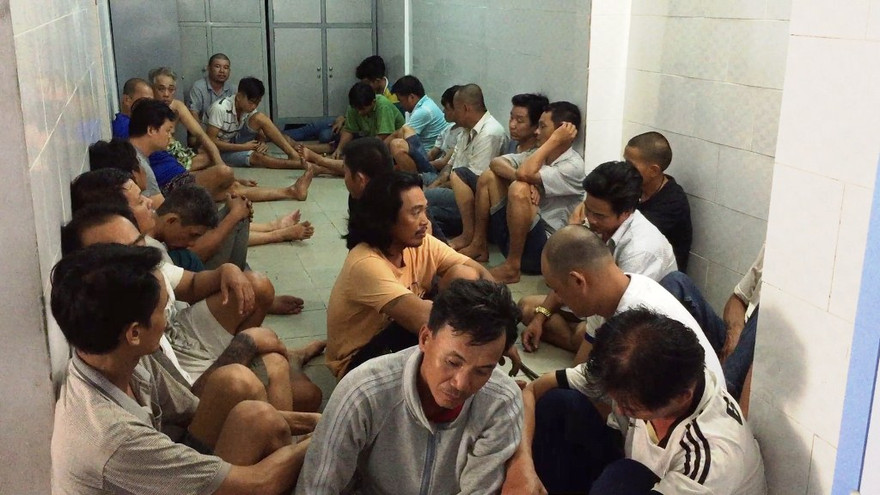 Công an bắt giữ nhóm người tham gia đá gà ăn tiền.