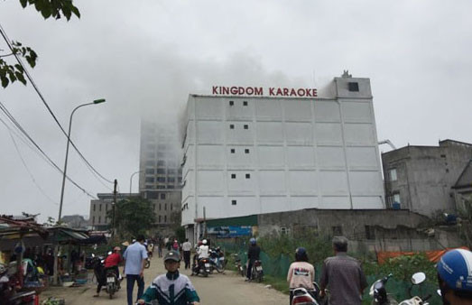 Lực lượng PCCC đang căng sức để dập lửa của toà nhà bằng hai mặt trước và sau.