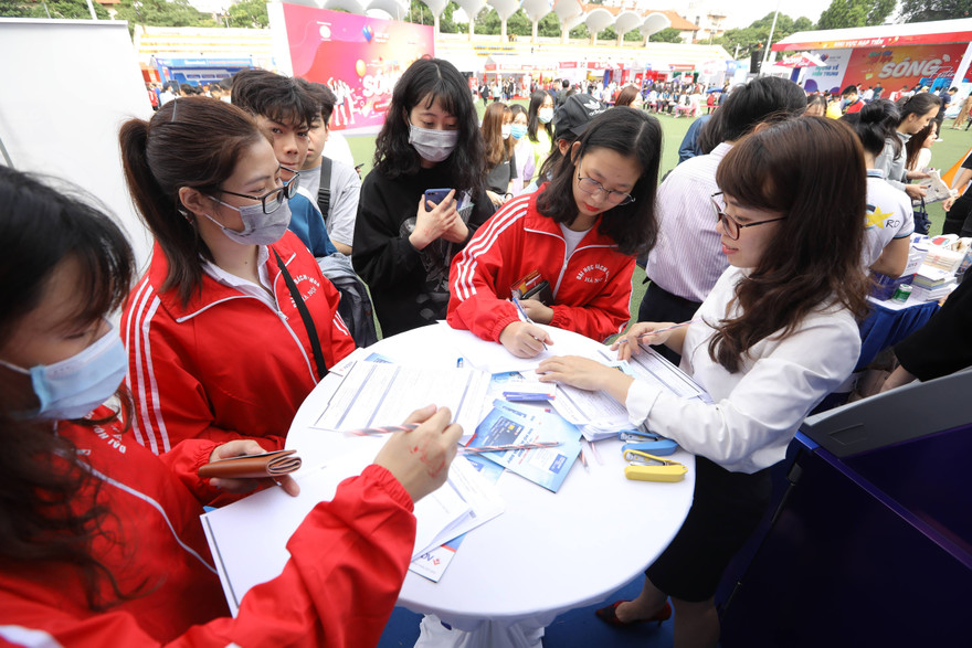 Các bạn trẻ hào hứng check-in tại Sóng Festival