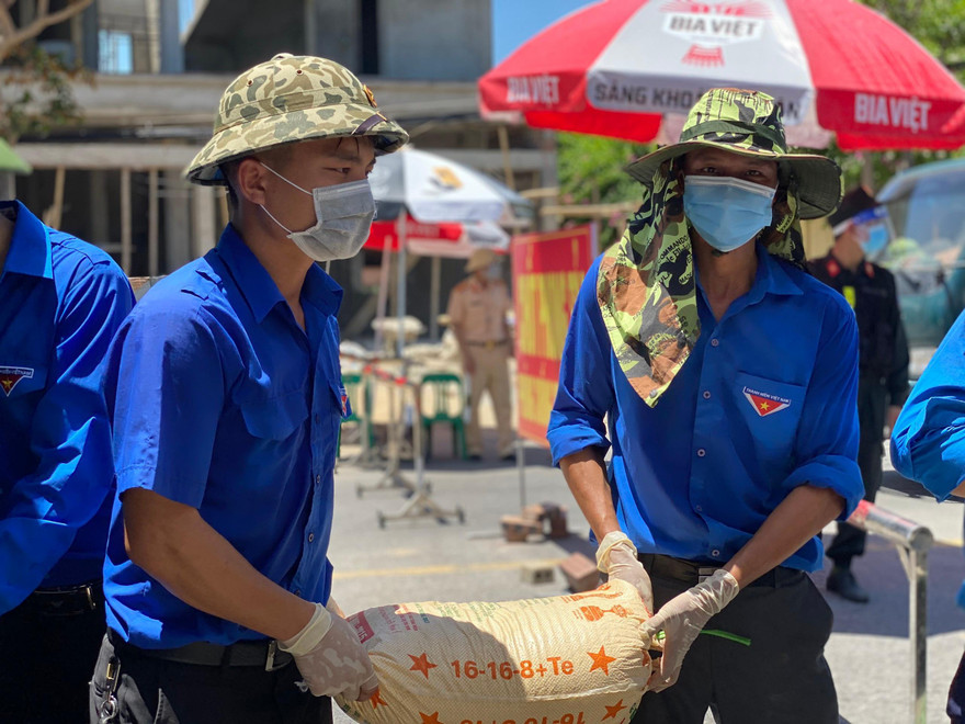 Chuyến xe yêu thương của đoàn viên thanh niên tiếp sức tuyến đầu giữa trời nóng 'đổ lửa'