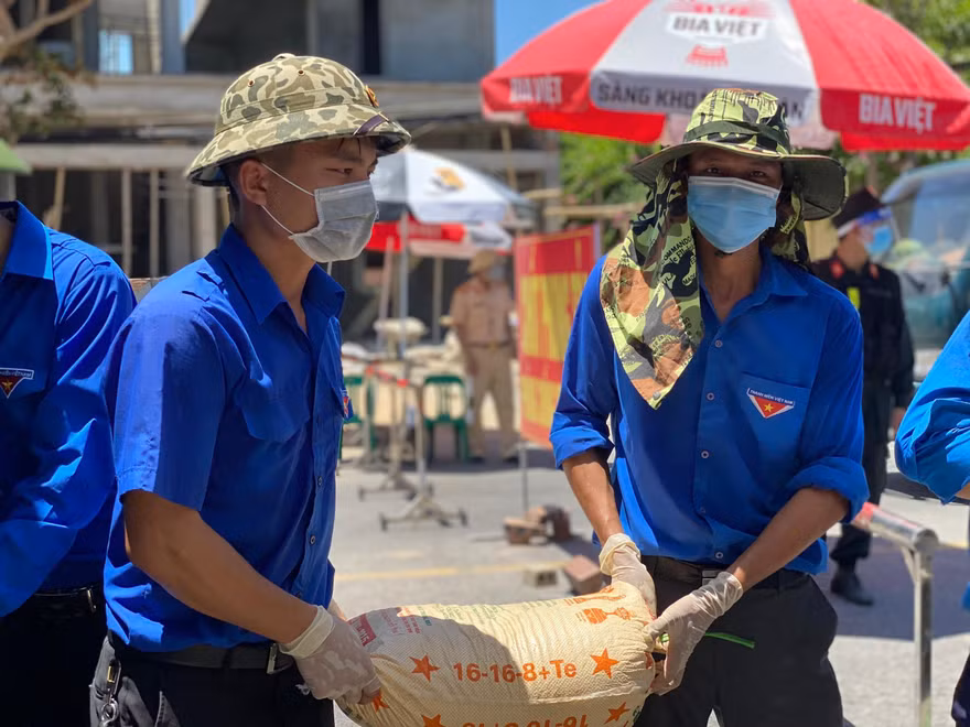 Chuyến xe yêu thương của đoàn viên thanh niên tiếp sức tuyến đầu giữa trời nóng 'đổ lửa'