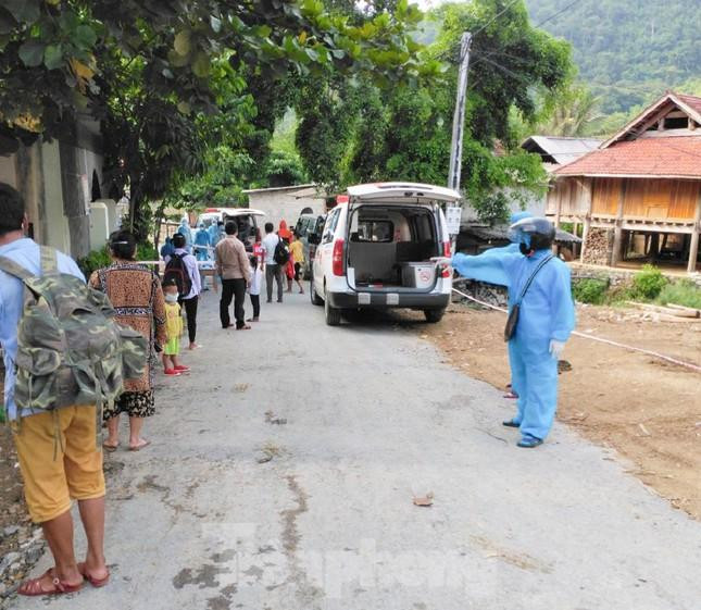 Đưa người dân đi cách ly ở huyện Kỳ Sơn, Nghệ An