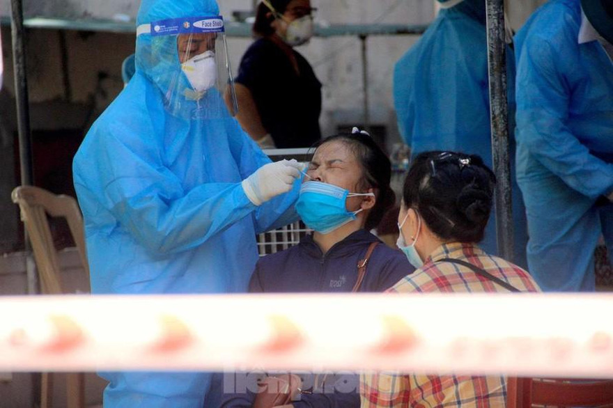 Lấy mẫu xét nghiệm COVID-19 tại Nghệ An