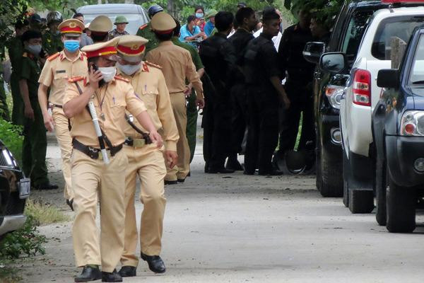 Toàn cảnh hàng trăm công an vây bắt nghi phạm bắn chết 2 người ở Nghệ An