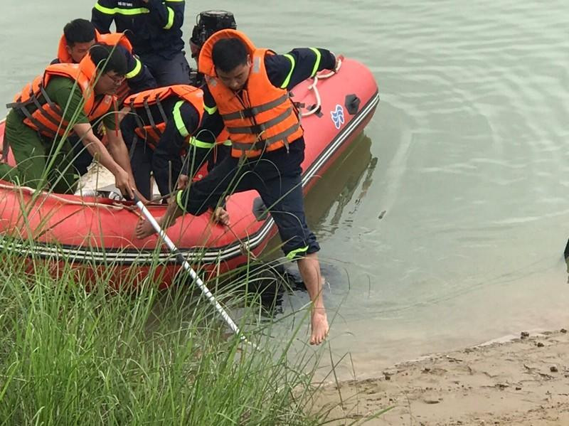 Lực lượng chức năng tìm kiếm nữ sinh lớp 10 nhảy sông tự vẫn