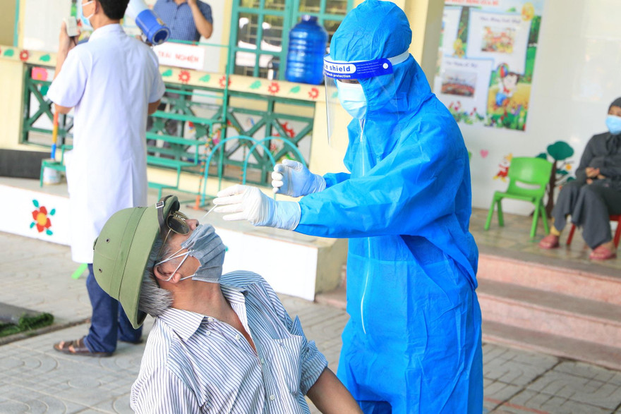 Lấy mẫu xét nghiệm cho người dân huyện Quỳnh Lưu, Nghệ An.