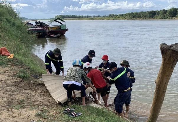 Tìm thấy người phụ nữ nghi để lại xe máy và dép lê trên cầu nhảy sông tự tử