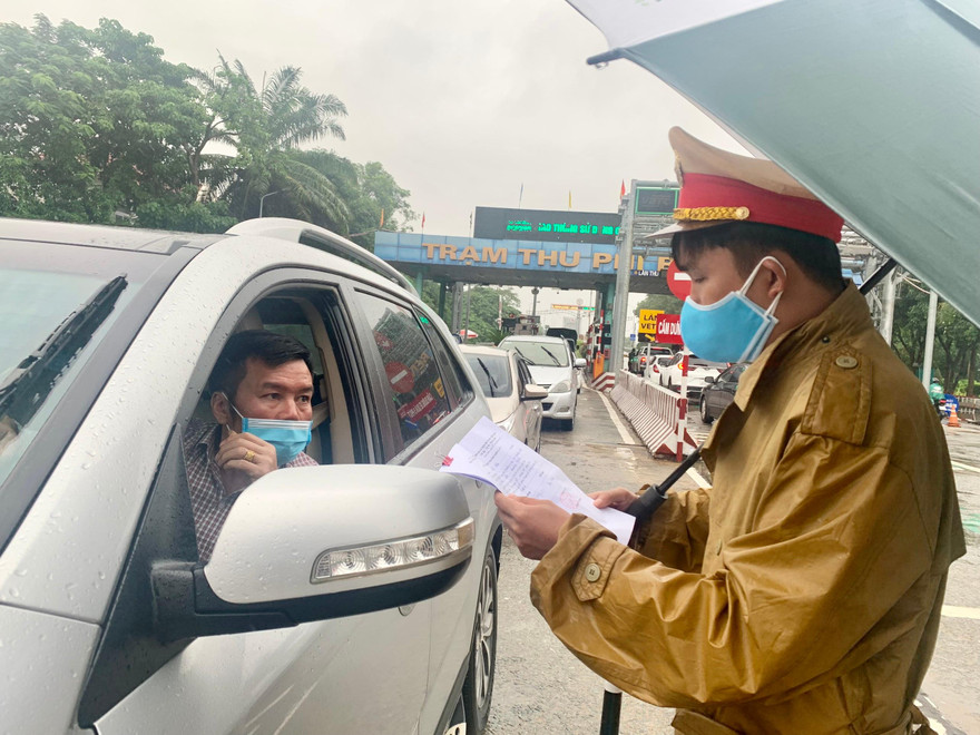 Những trường hợp nào phải xét nghiệm SARS-CoV-2 khi qua chốt kiểm soát ở Nghệ An?