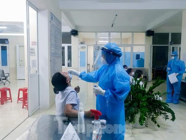 Lấy mẫu xét nghiệm ở Nghệ An