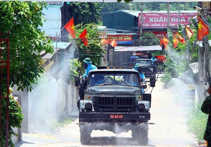 Bộ đội hóa học phun khử khuẩn chống dịch COVID-19 tại Nghệ An