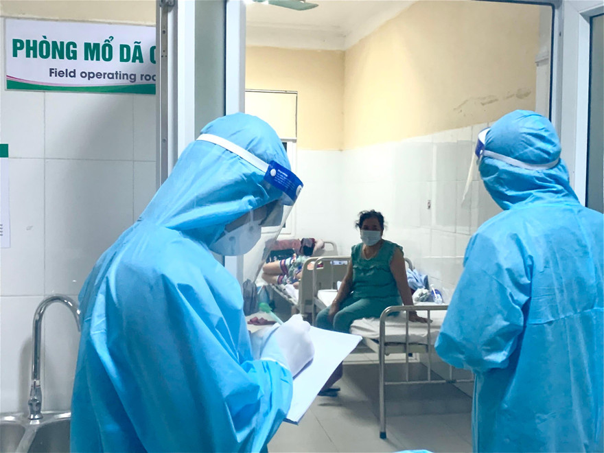 Theo chân những chiến sĩ thầm lặng xuyên đêm 'đi từng ngõ, gõ từng nhà, rà từng hộ'