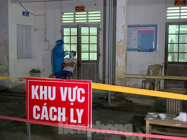 Khu vực cách ly lấy mẫu xét nghiệm ở huyện Diễn Châu
