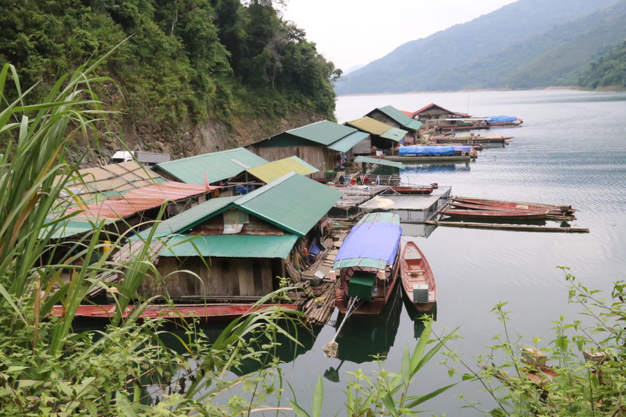 Xóm nổi giữa lòng hồ Bản Vẽ