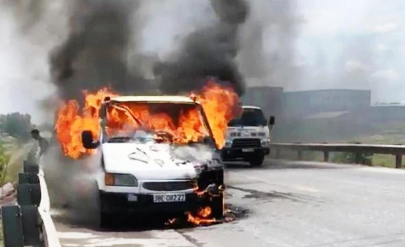 Tài xế bất lực nhìn ngọn lửa thiêu rụi xe tải trên đường