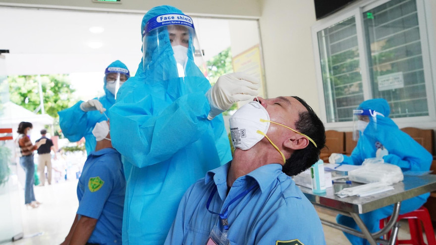 Lấy mẫu xét nghiệm COVID-19 tại Nghệ An